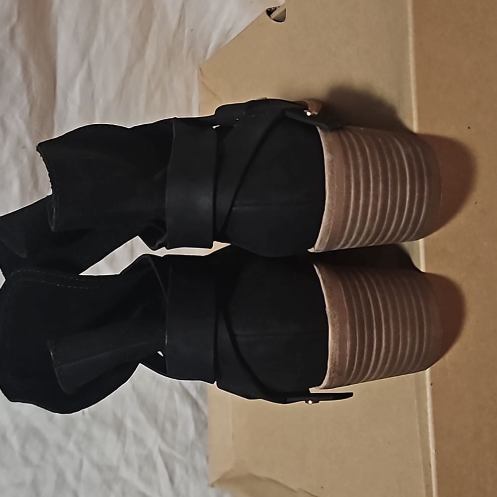 Ugg Boots/Booties "Elora" - Picture 3 of 5